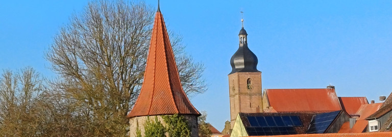 Kirche mit Stadtmauerturm 